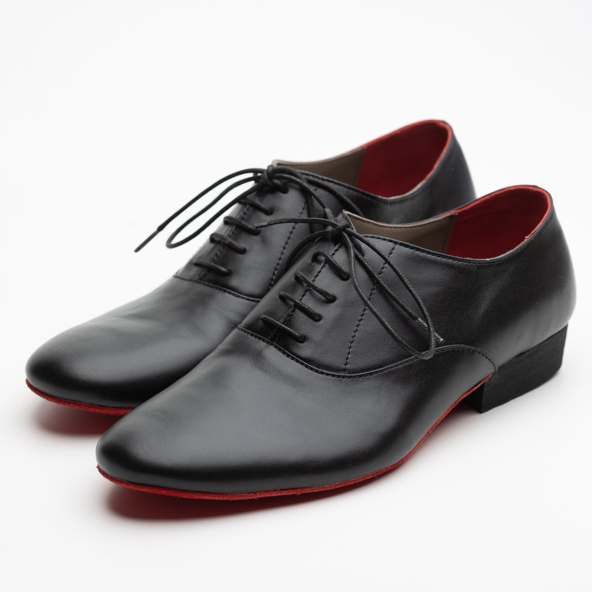 Pair of Mono El Caballero tango oxfords from the front, showing the clean seam lines and red lining at the collar