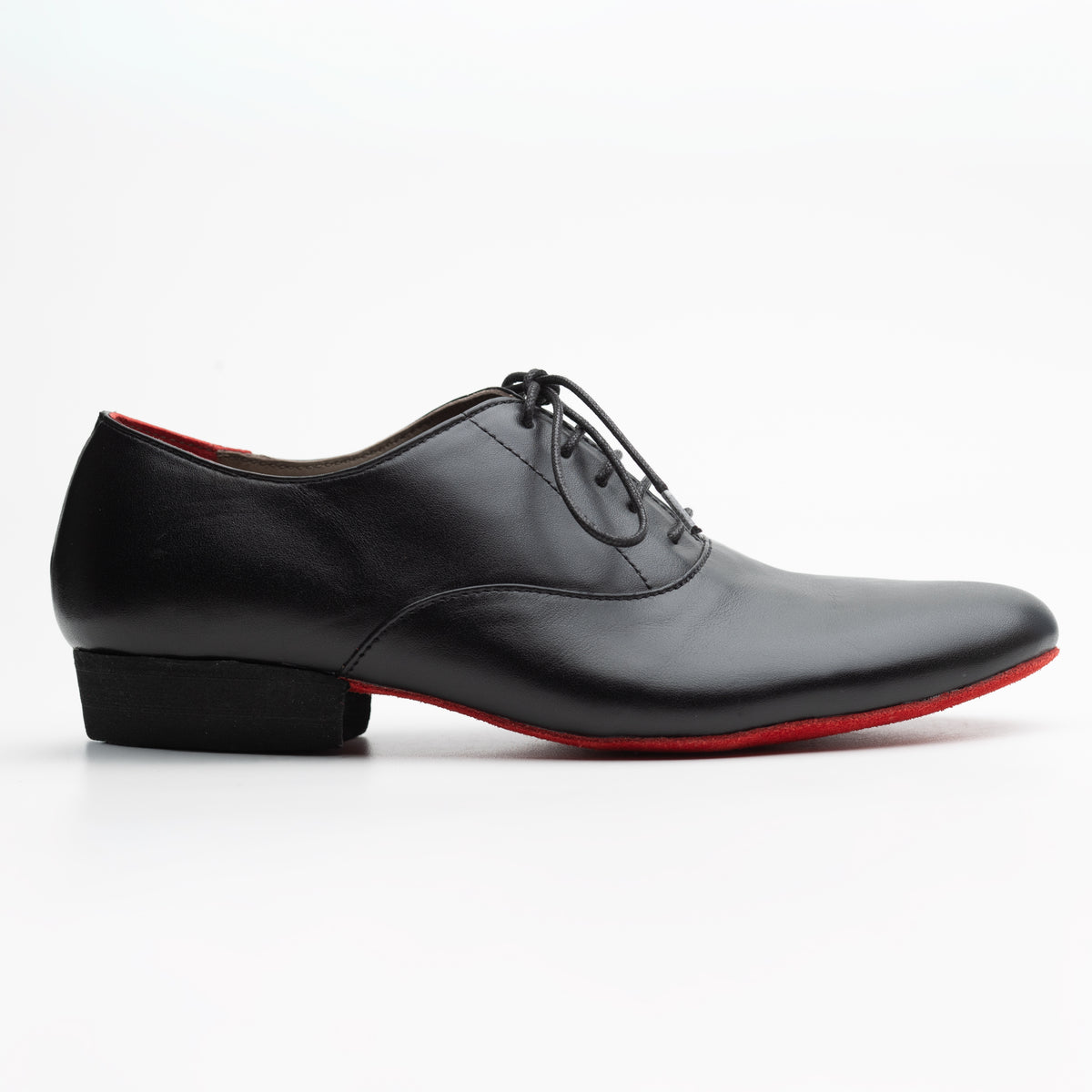 Side profile of the Mono El Caballero men's tango oxford in smooth matte black leather, shown with the optional red suede sole