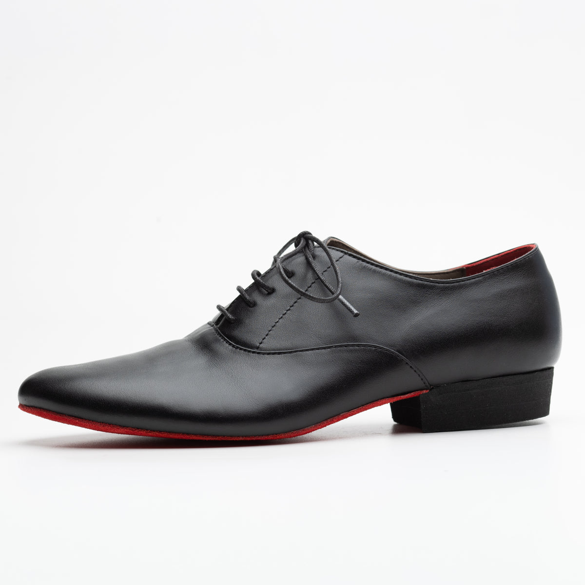 Three-quarter front view of the Mono El Caballero tango oxford showing the closed lacing with black waxed laces and the almond toe