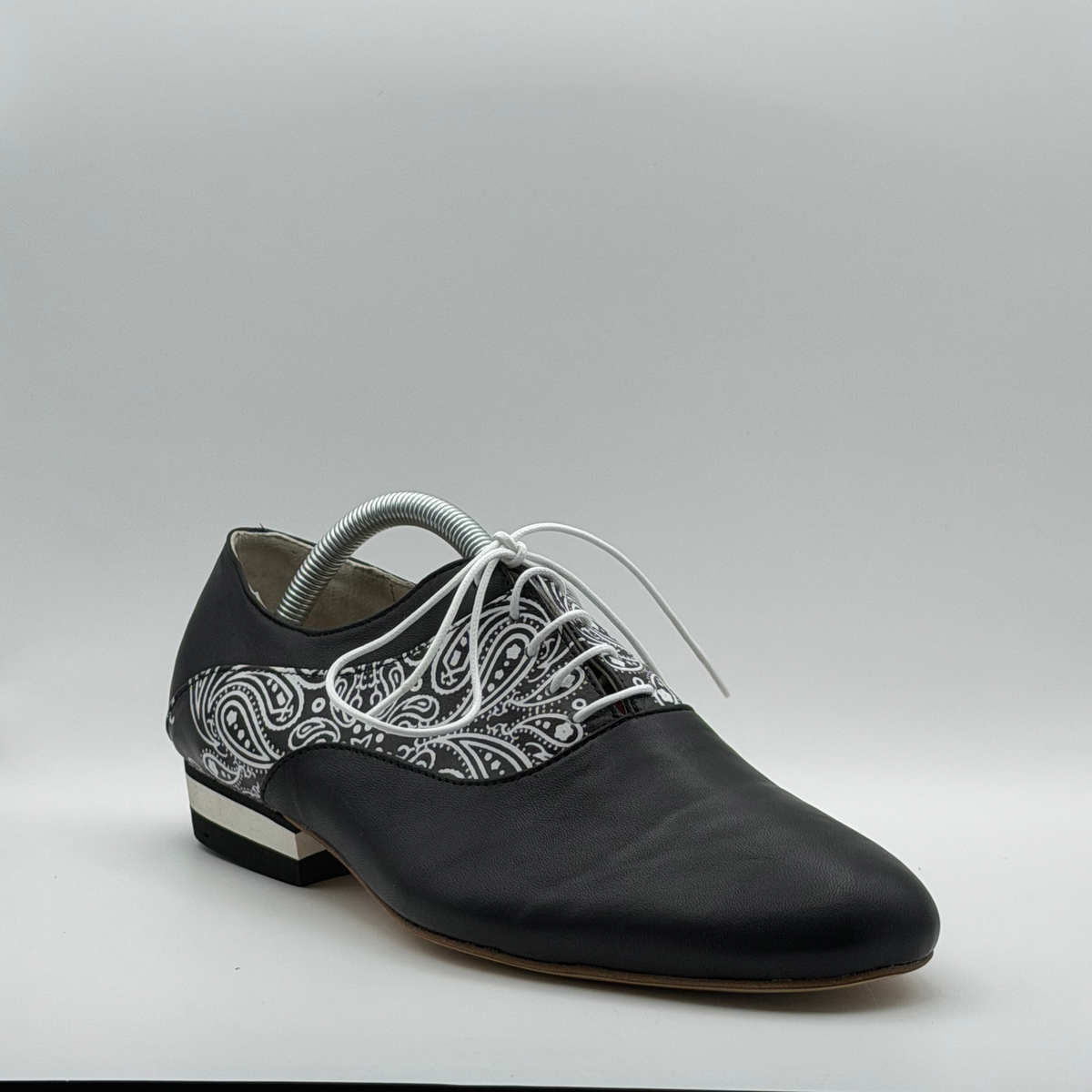Three-quarter front view of the Mono El Pañuelo tango oxford showing the white waxed laces and the smooth black leather toe