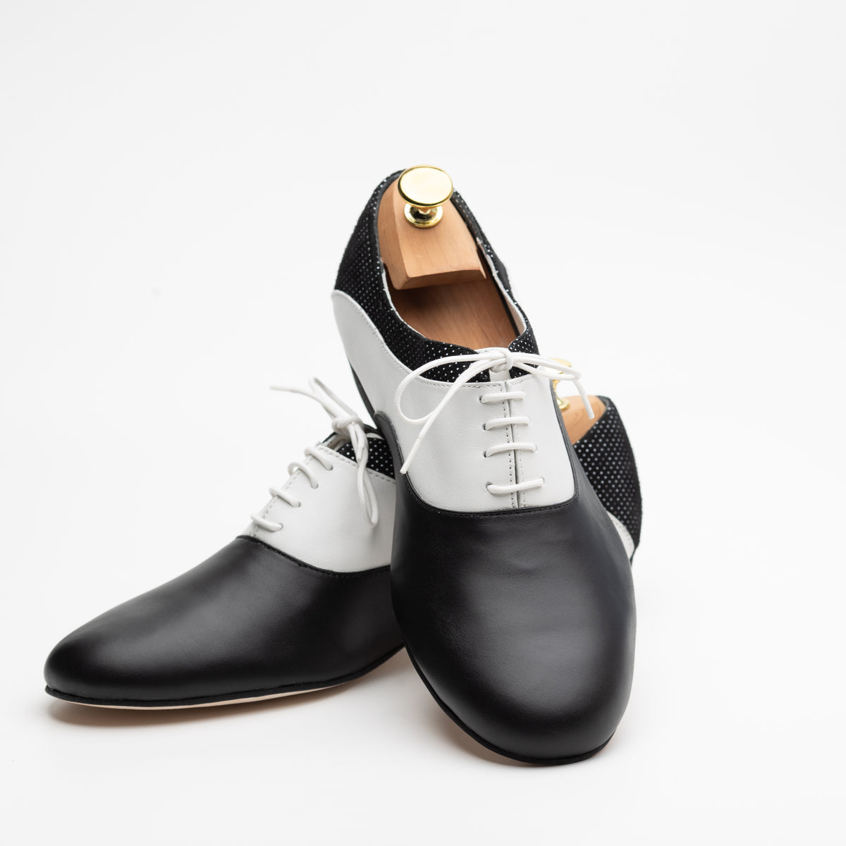 Pair of Mono El Smoking tango oxfords from the front, showing the almond toes and white lace panels