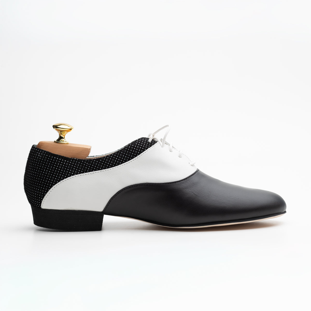 Side profile of the Mono El Smoking men's two-tone tango oxford, showing the black leather toe, white leather saddle, and black micro-dot heel panel